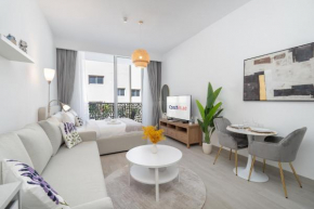 Bright & Airy Studio in JVC